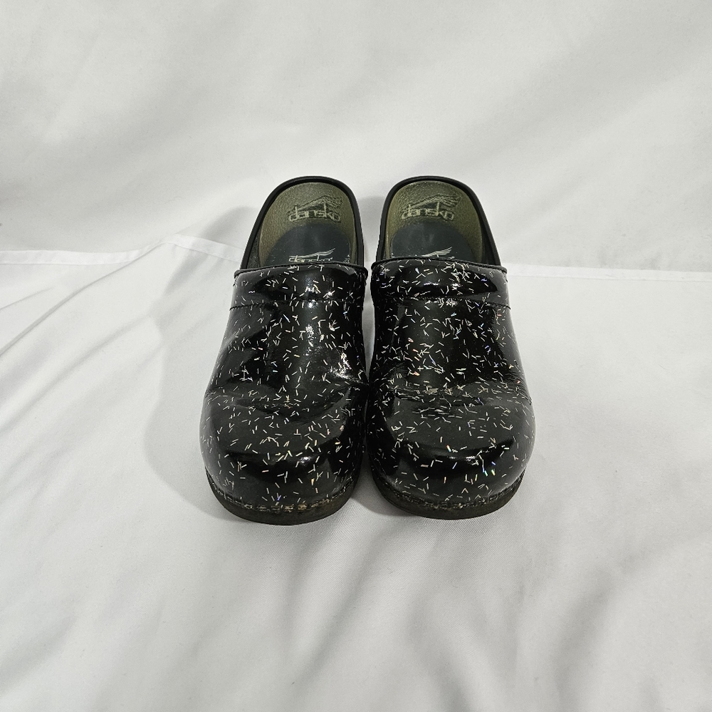 Dansko XP 2.0 slip resistant clogs women's size 37